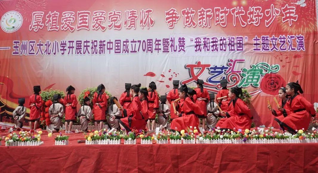 汽车上按装红蓝爆闪灯是违法的，但安装在商户牌匾上，算不算违法？？游戏画面